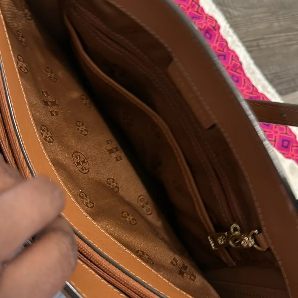 TORY BURCH Saffiano Original Tote - Picture 6 of 7